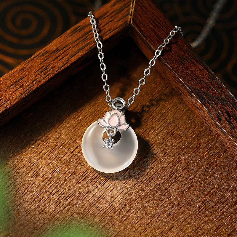 Ayeryuan Lotus White Chalcedony Safe Buckle Women's Clavicle Necklace