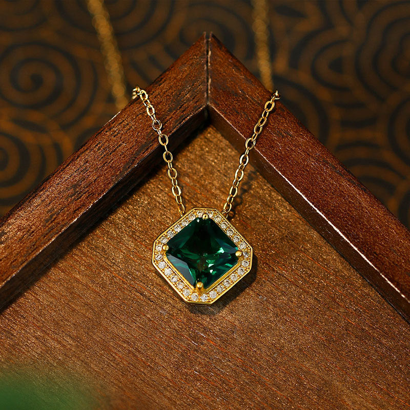 Fashion Simple Grandmother Green Chen Stone Versa Color Gold Plated Niche Necklace