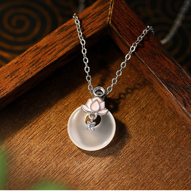 Ayeryuan Lotus White Chalcedony Safe Buckle Women's Clavicle Necklace