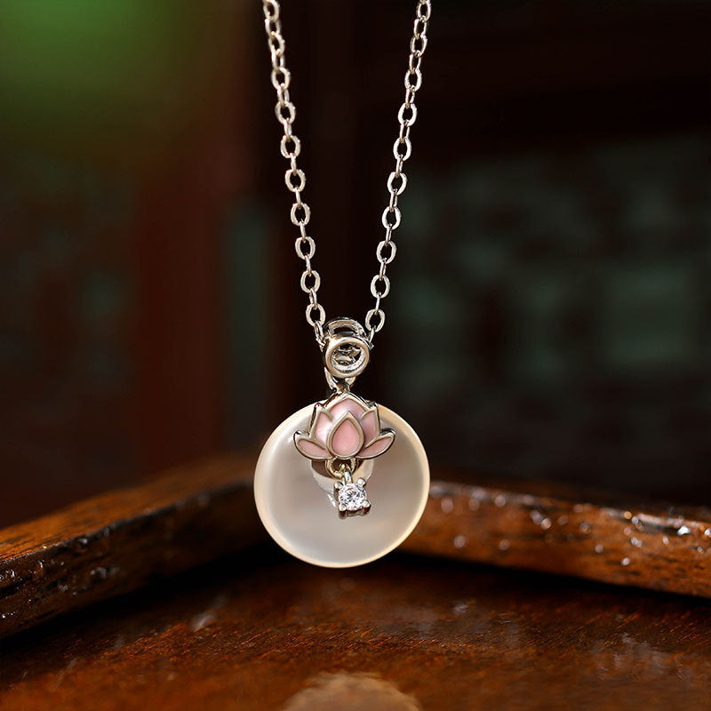 Ayeryuan Lotus White Chalcedony Safe Buckle Women's Clavicle Necklace