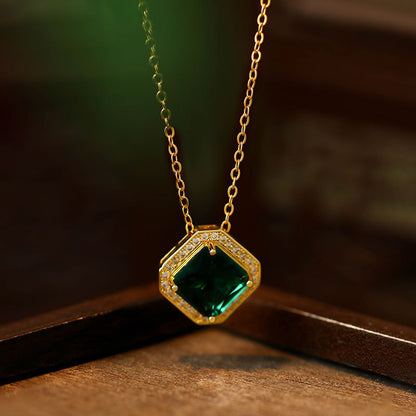 Fashion Simple Grandmother Green Chen Stone Versa Color Gold Plated Niche Necklace